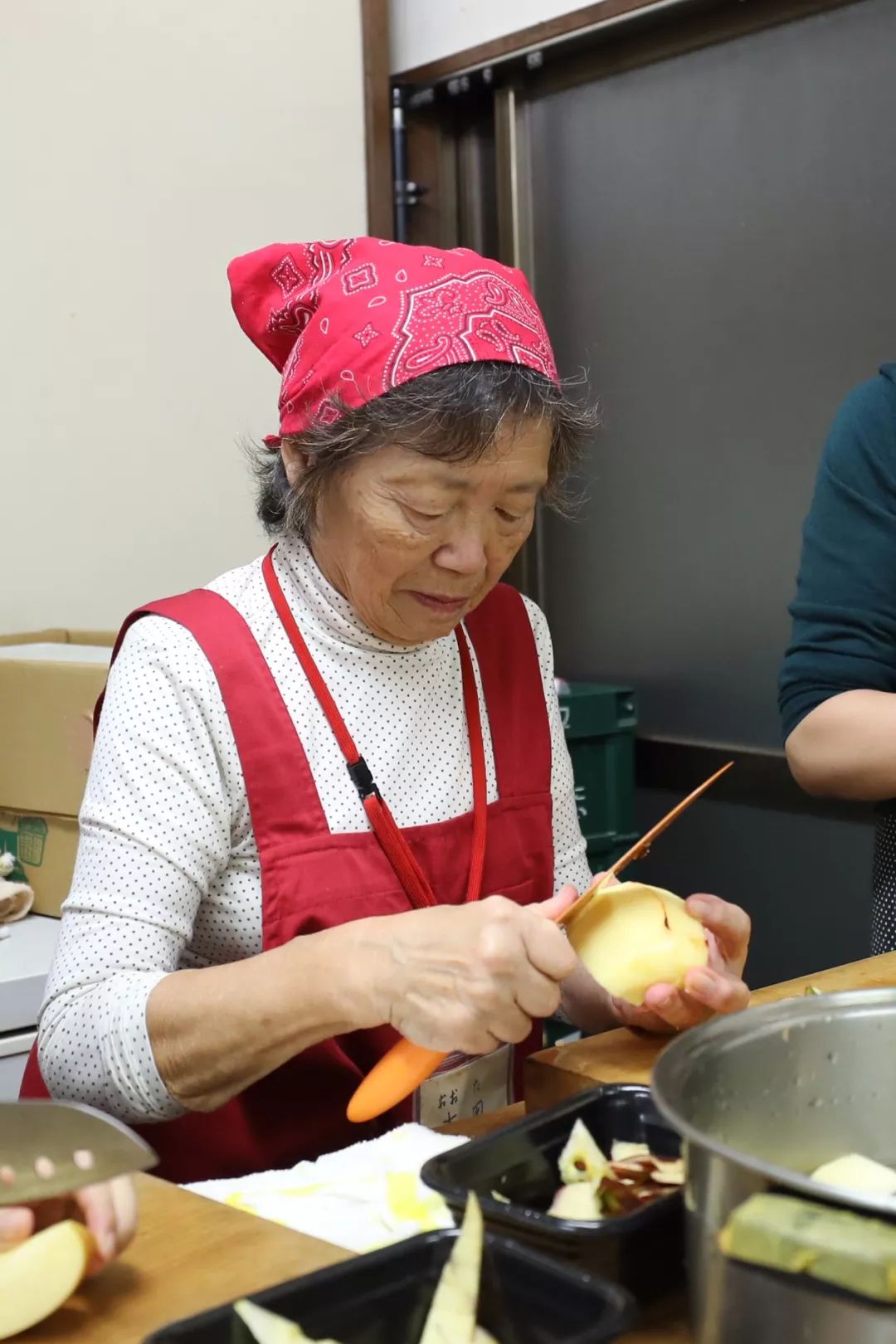 养生奶奶的独家秘方，营养丰富的牛奶鸡蛋苹果面羹