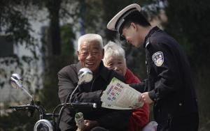 35年义务指挥之路，车祸之痛铸就交通守护神