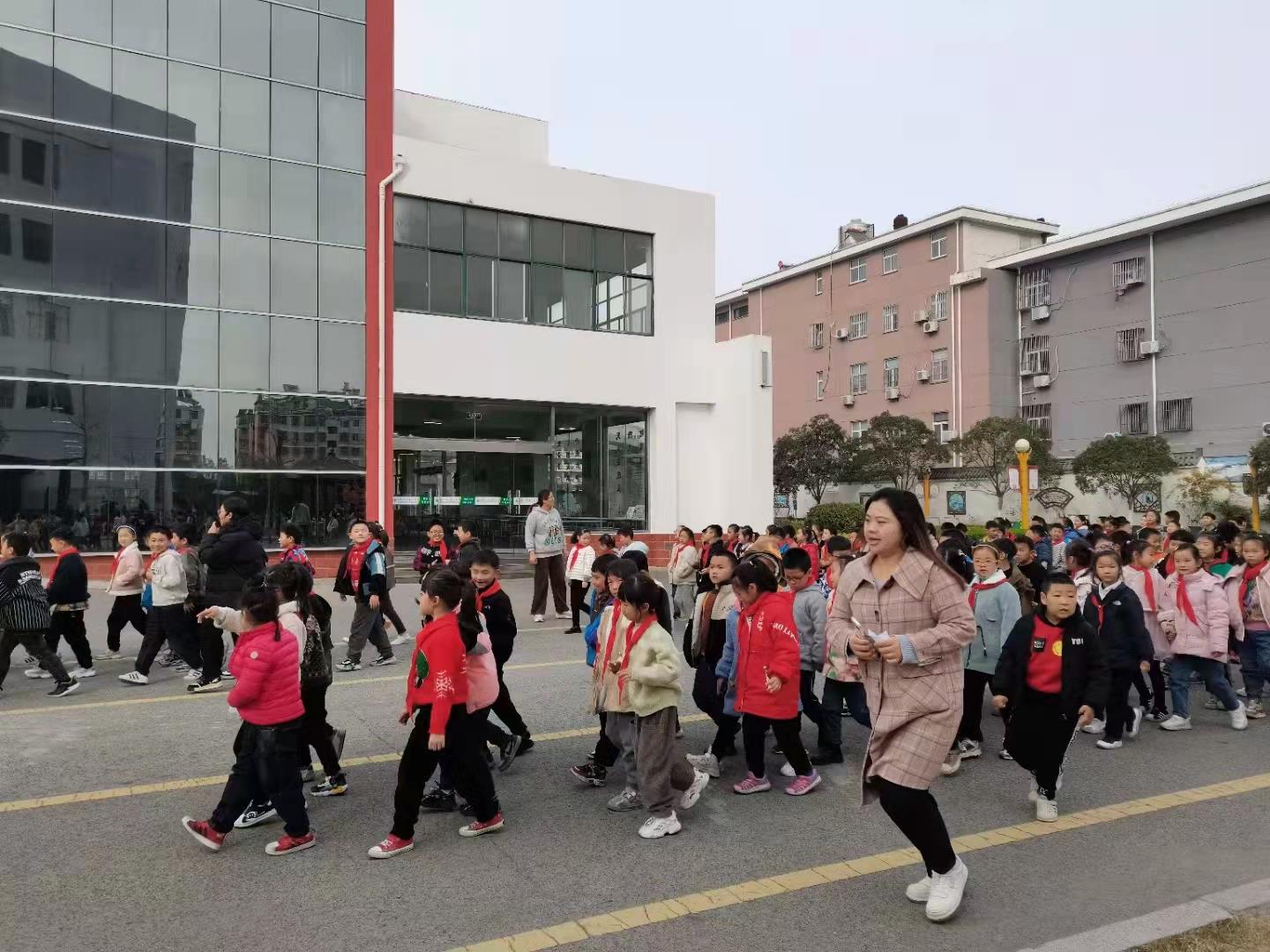 地震中的英勇少年，16岁男孩背起同学逃生