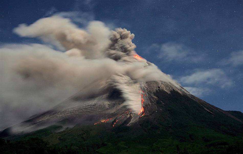 伊布火山喷发，灰柱直冲云霄，高度达三千米