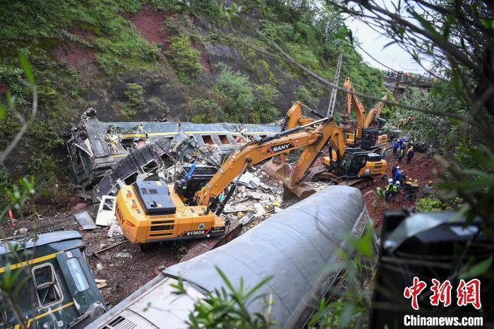 河南突发山体滑塌事件，铁路线路遭埋纪实