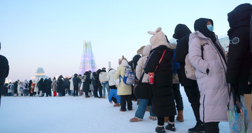 冰雪大世界的奇幻之旅，游客排队的独特风景线