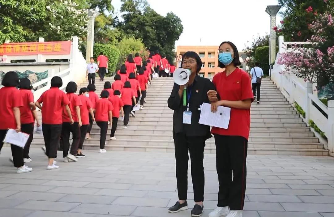 张桂梅与学生暖心互动，教育情怀中的师生情深时刻