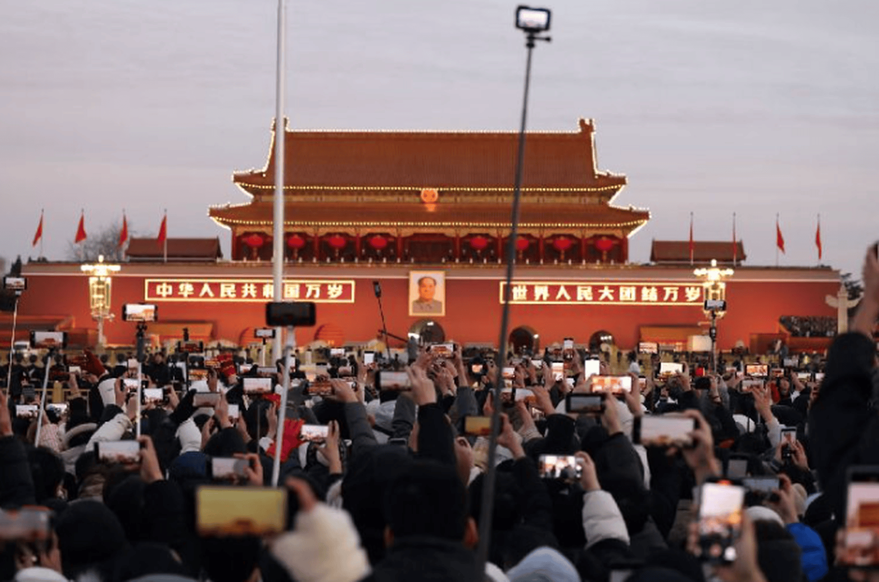 天安门广场新年升旗仪式，庄严神圣的仪式展现国家骄傲