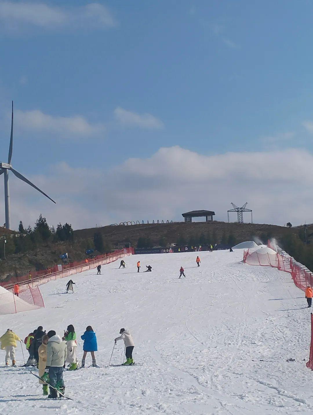 张家口云顶滑雪场发生游客坠落事故，滑雪安全引关注