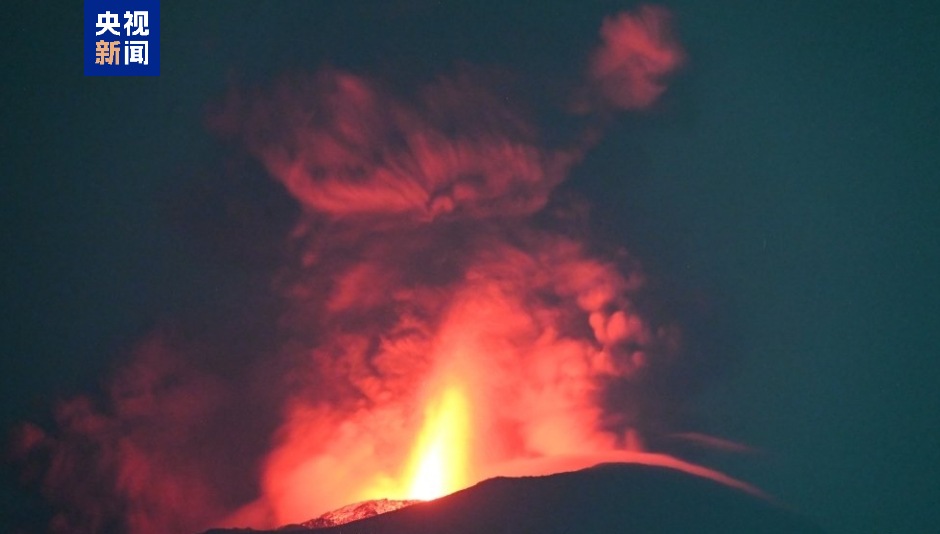 印尼伊布火山喷发，灰柱直冲云霄，喷发高度达三千米