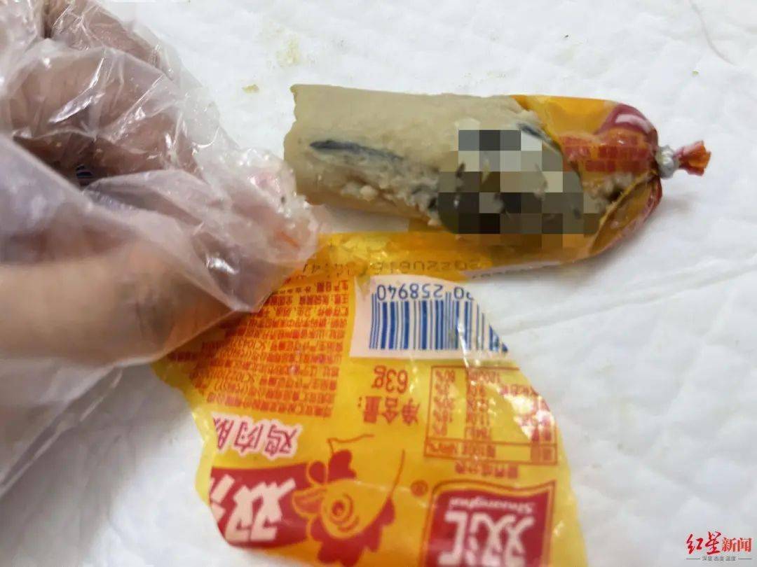 女子吃烤肠发现塑料异物，食品安全问题引发关注