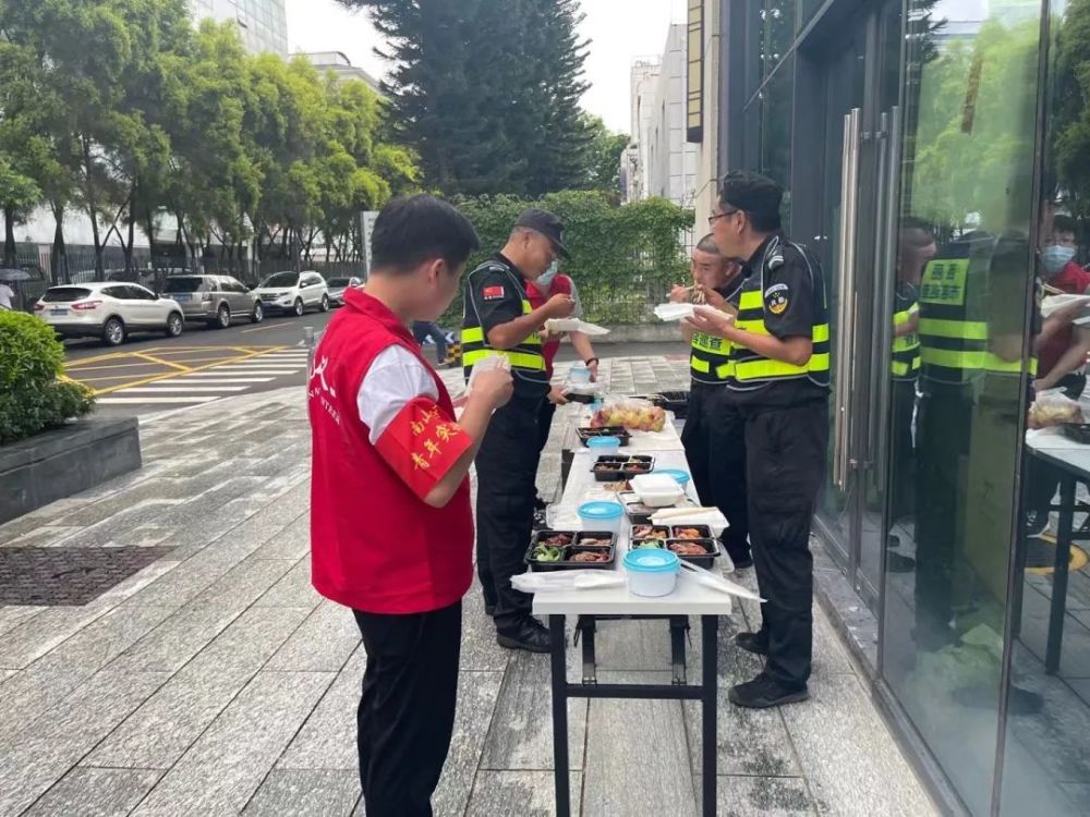 高铁上的匠心独韵，00后女生织帽子的旅程