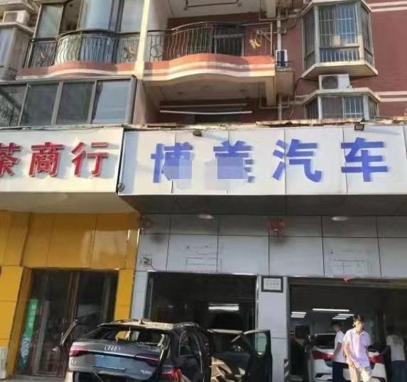 小区外墙脱落致商铺店员意外受伤