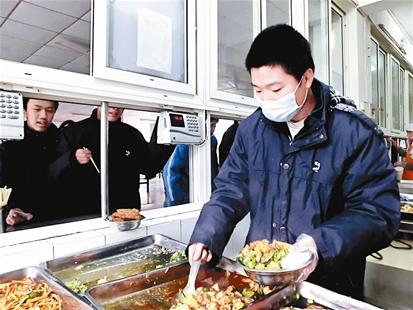 校园家族式管理，校长、亲属与食堂工程的利益纠葛引发深思