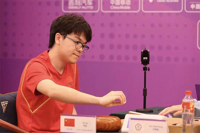 柯洁围棋之路，多少岁踏上九段巅峰的传奇之路？