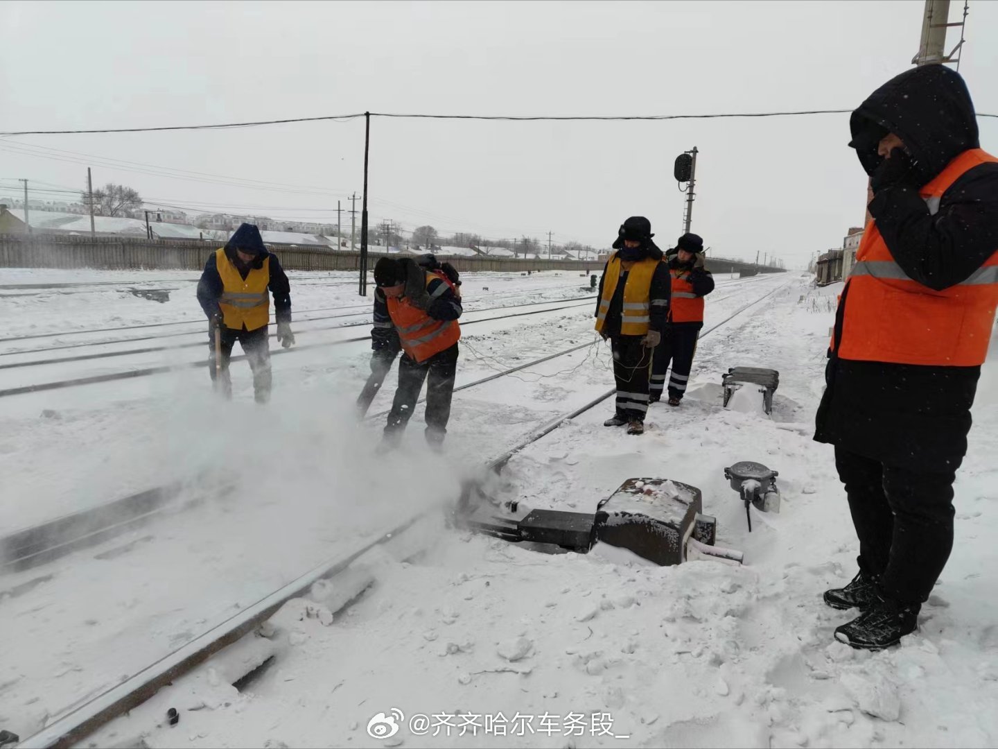 暴雪下的春运回家路，挑战与坚持