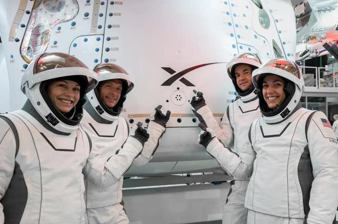 SpaceX宇航服设计，未来航天技术的时尚先锋