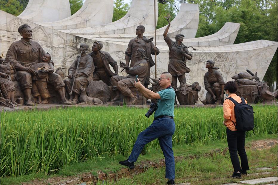 春节文旅消费活力涌动，节日氛围与新消费态势的交融盛景