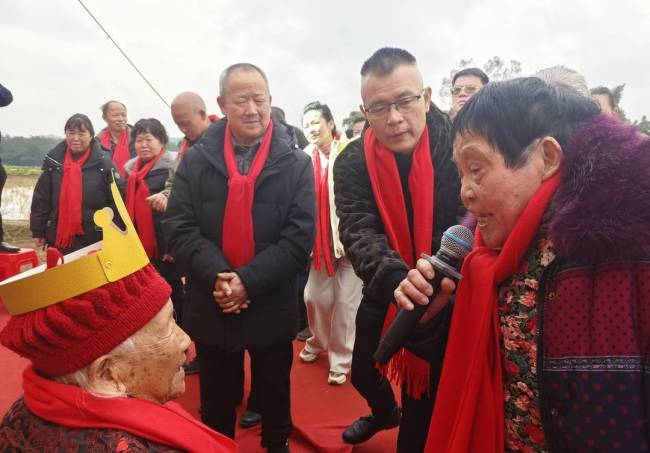 四川百岁老人寿宴盛况空前，庆祝盛宴摆满百桌，喜庆氛围热烈非凡