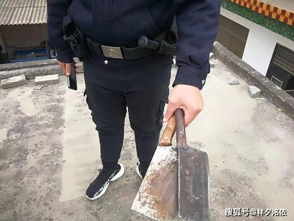 传统情感交织，男子用儿子第一双小袜子制作车挂纪念品