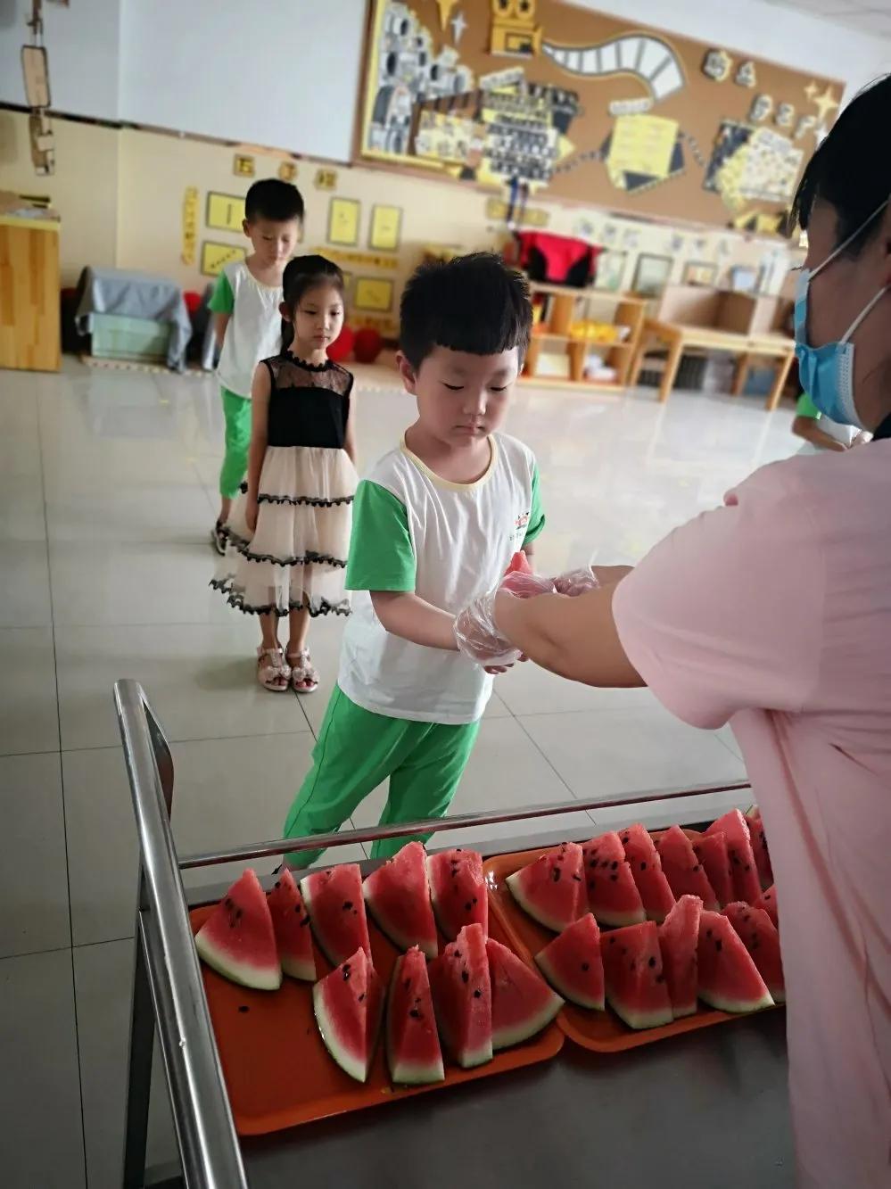 幼儿园开学第一天，场面失控，迎接新生挑战