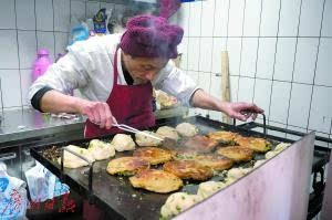 葱油饼老板跳投卖饼走红，美食背后的励志传奇