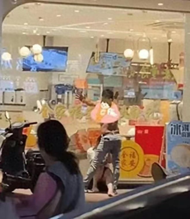 网曝711店员熟食区不雅行为引发公众关注，食品安全与职业道德受考验