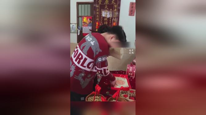 缘分一线牵，大学班主任成为00后小伙妻子