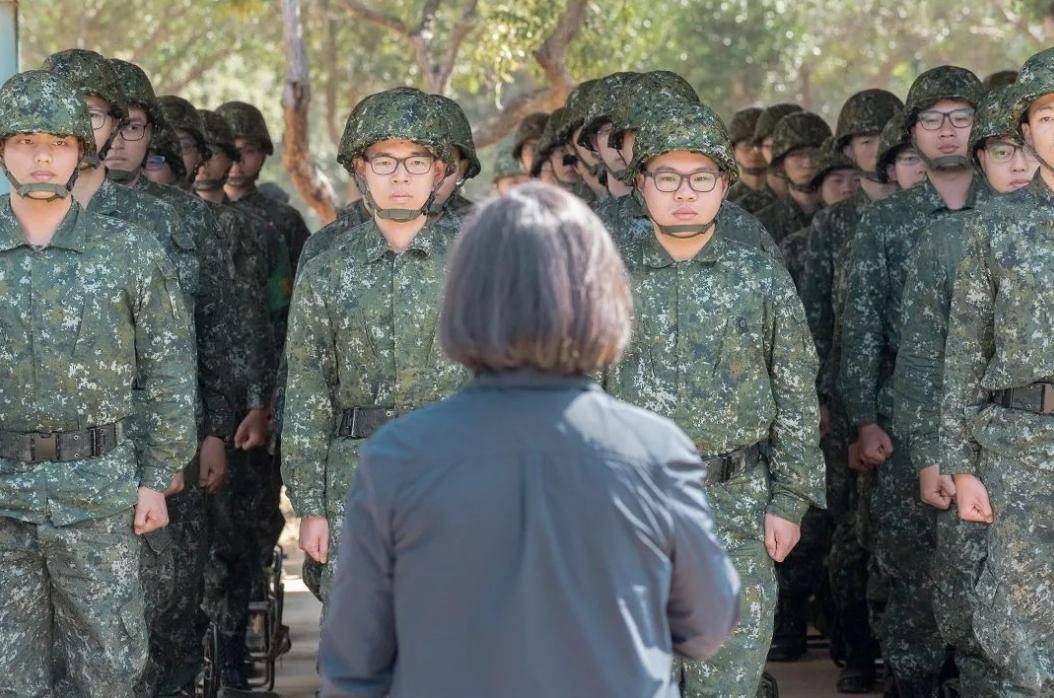 台湾迈向性别平等，适龄女性参与兵役制度研究