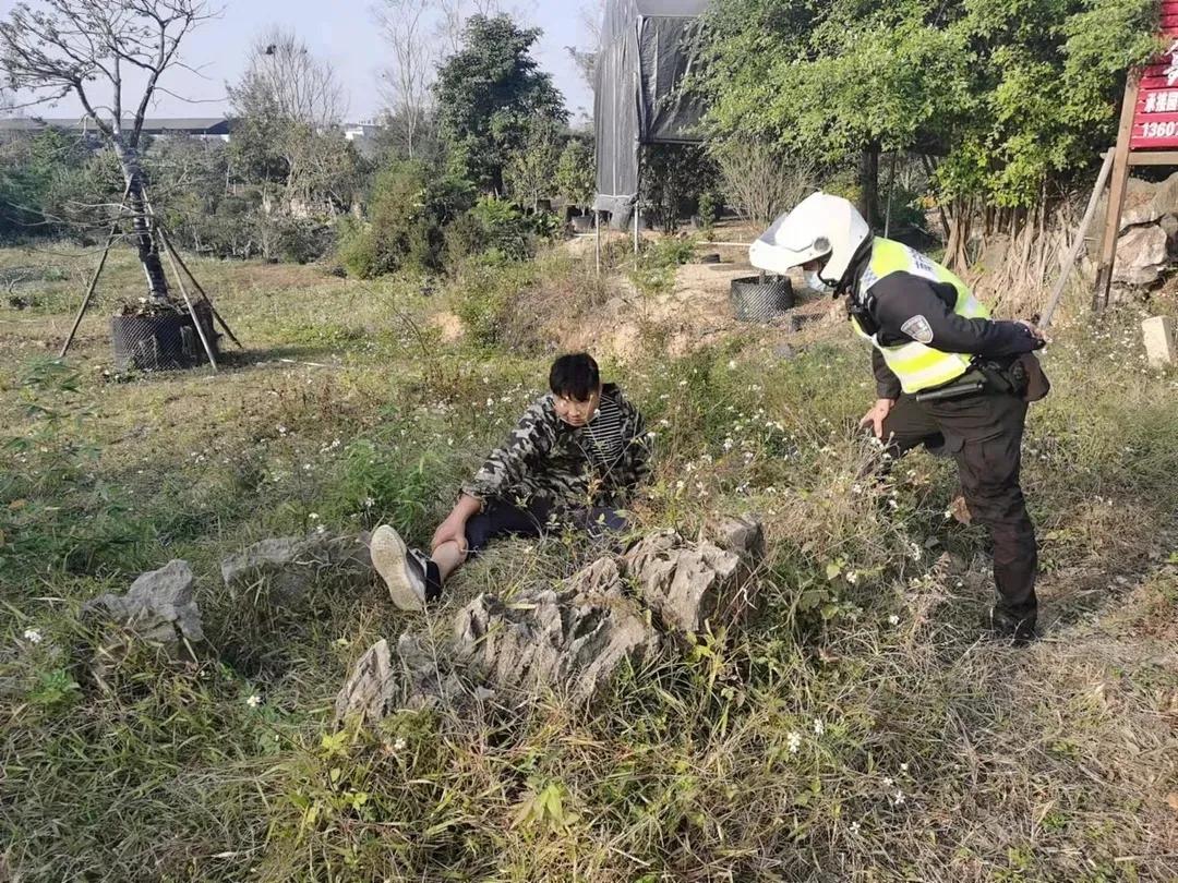 小伙骑车撞上绿化带飞进居民家里